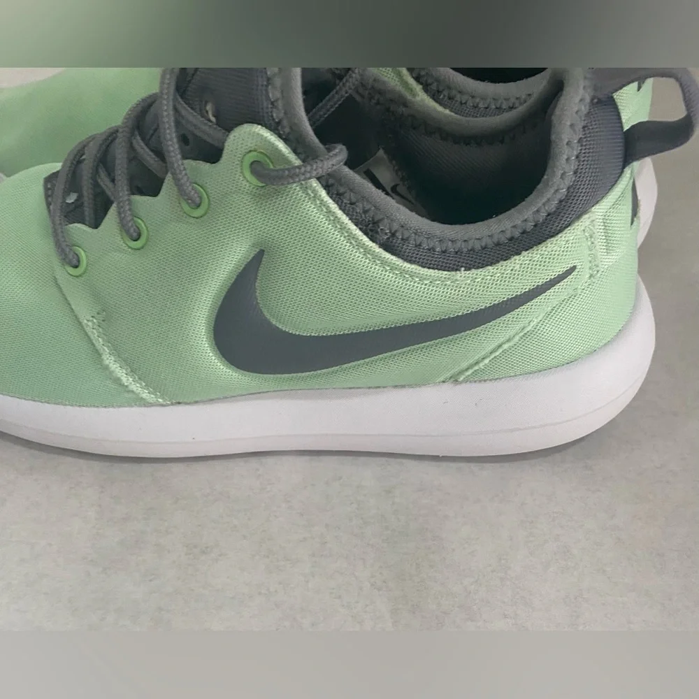 Nike Roshe Two Athletic Size 8 Green Gray Women's Sneaker Excellent Condition